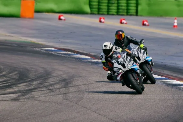 motorcycle race overtake
